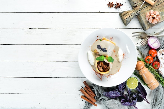 Zestaw dań na drewnianym stole