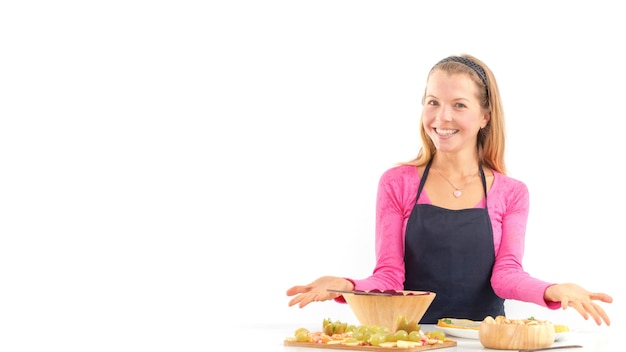 Uśmiechnięta osoba z talerzem